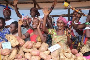 Lire la suite à propos de l’article Sud-Kivu : Les petits commerçants frontaliers  peuvent de nouveau traverser la frontière avec le Rwanda et le Burundi