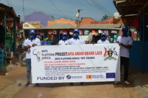 Lire la suite à propos de l’article Ouganda : L’équipe de sensibilisation d’Arts Platform Africa effectue une tournée afin de soutenir les mesures gouvernementales contre la propagation de la pandémie de coronavirus
