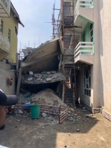 Lire la suite à propos de l’article Mardi 25 Mai, 12h30#infonyiragongo2021 :  Des blessés évacués d’un bâtiment qui s’est effondré.