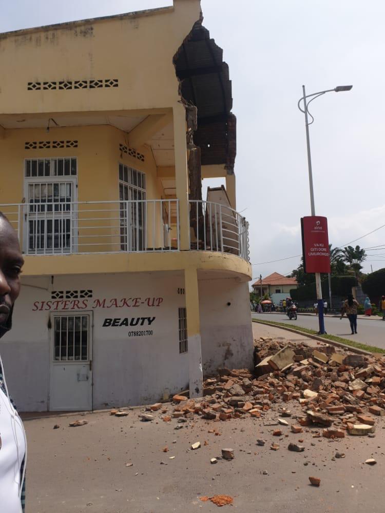 Lire la suite à propos de l’article Mardi 25 Mai, 15h00 #infonyiragongo2021  #Rwanda: Des bâtiments s’écroulent à la suite des tremblements de terre dans la ville de Gisenyi ce mardi 25 mai 2021.