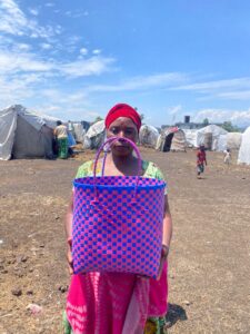 Lire la suite à propos de l’article Goma: des femmes déplacées apprennent à tisser des paniers pour subvenir à leurs besoins primaires