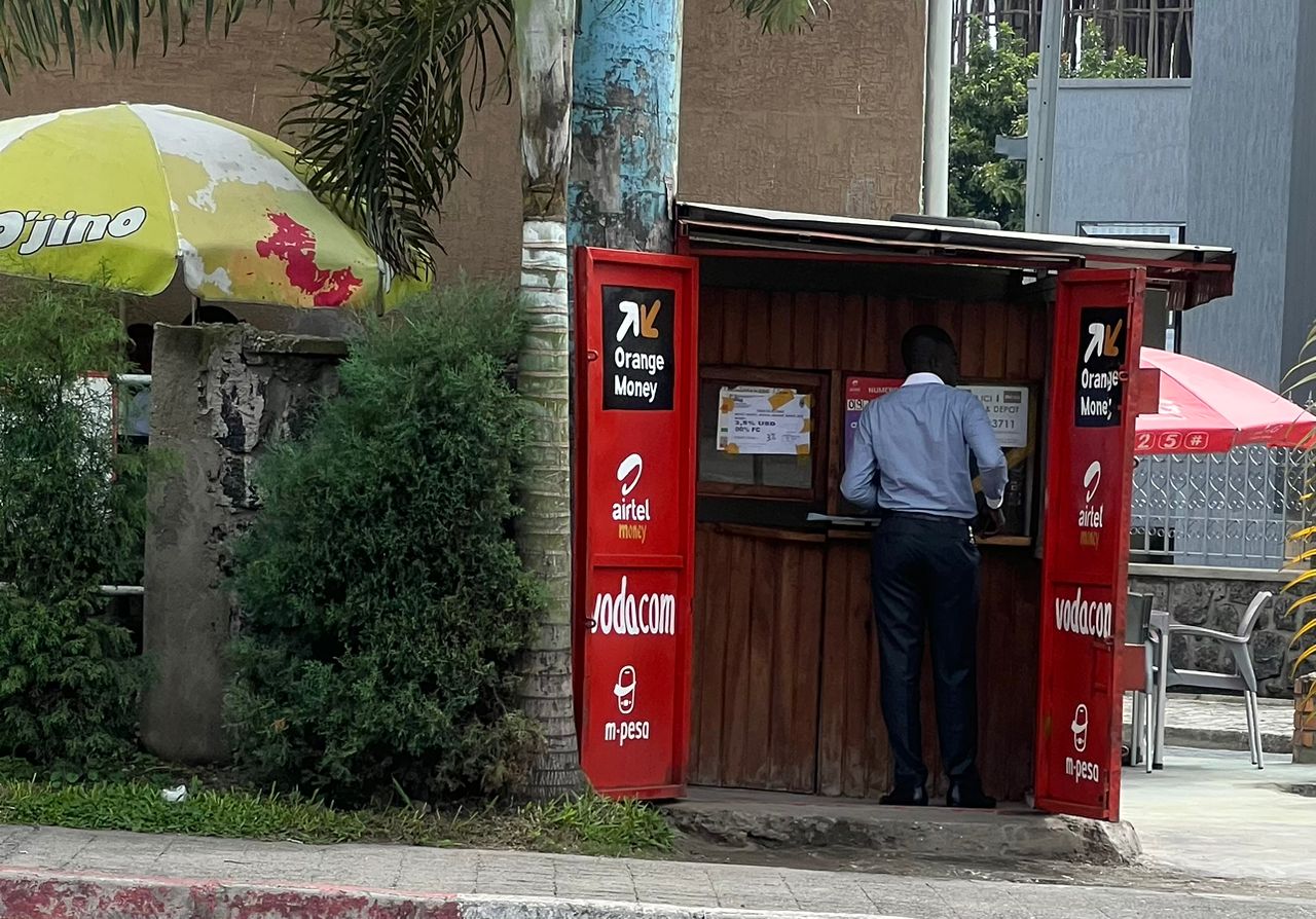 Lire la suite à propos de l’article La République du cash : pourquoi la RDC résiste encore à la révolution du mobile money